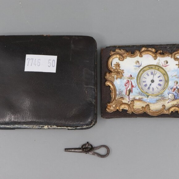 ANTIQUE HAND PAINTED PORCELAIN AND GOLD GILT CLOCK WITH KEY AND CASE - Picture 4 of 8